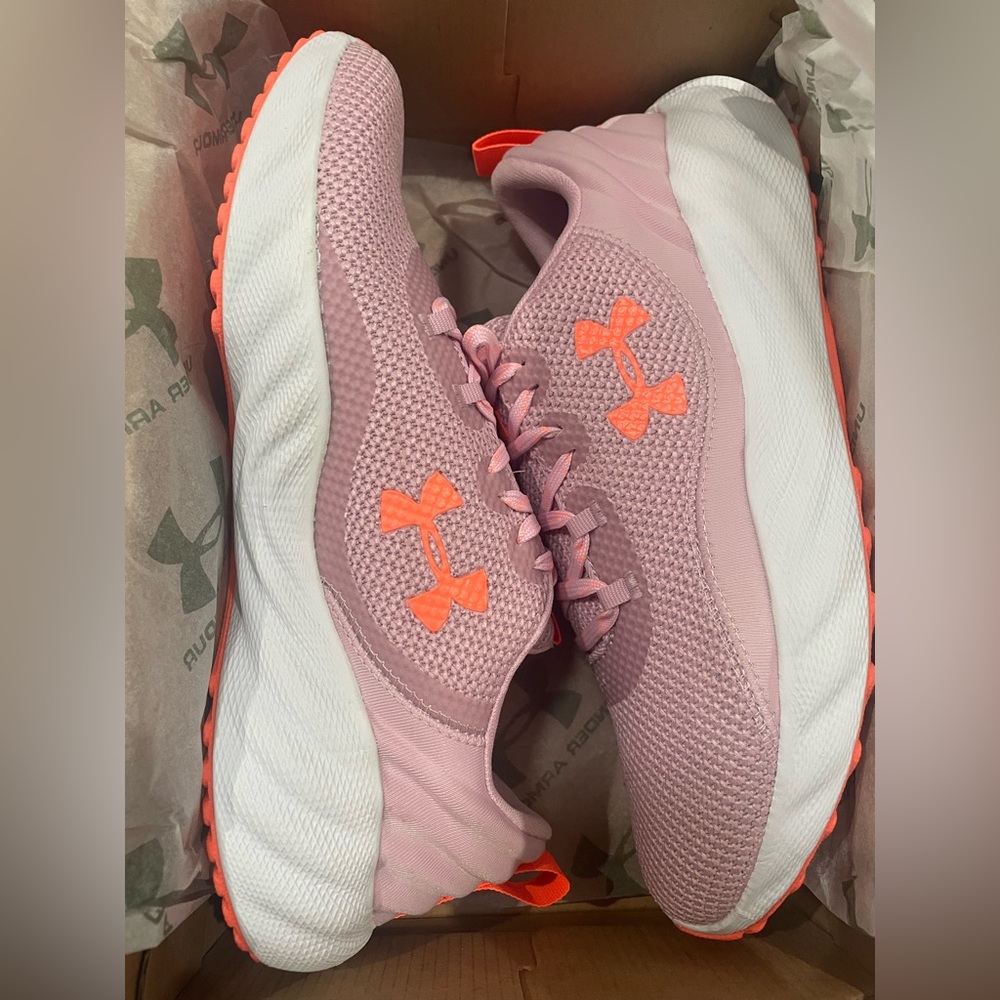 Under armour women shoes size 9.0 new with box